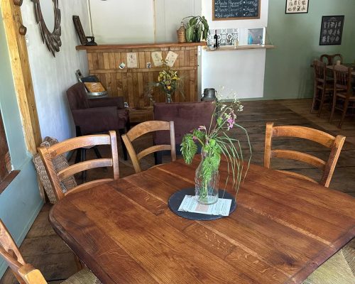 table et ses chaises dans l'auberge pour mangerdes plantes sauvages